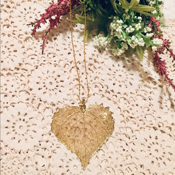 🍁Vintage Large Gold Lacey Leaf Necklace🍁 - Picture 4 of 7